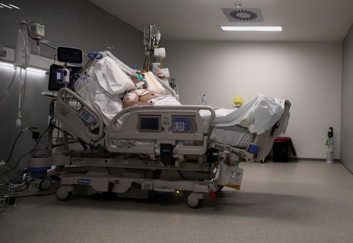 Un enfermo en una cama de la UCI.