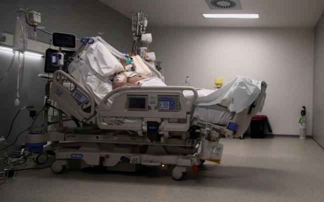 Un enfermo en una cama de la UCI.