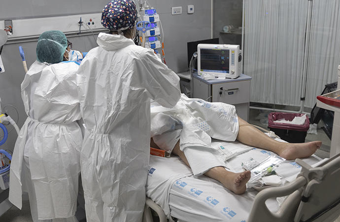 Dos sanitarias atienden a un paciente ingresado con covid en la UCI.