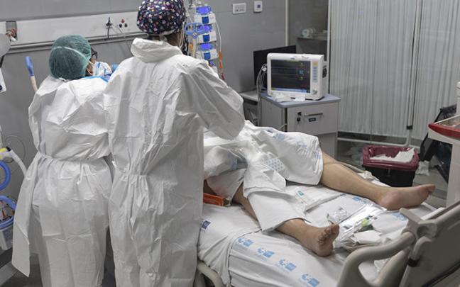 Dos sanitarias atienden a un paciente ingresado con covid en la UCI.