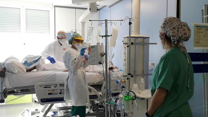 Sanitarios atienden a un paciente en la UCI del Hospital de Cruces
