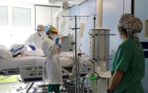 Sanitarios atienden a un paciente en la UCI del Hospital de Cruces
