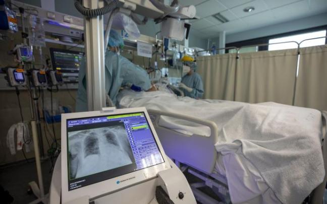 Un paciente ingresado en una cama de la Unidad de Cuidados Intensivos