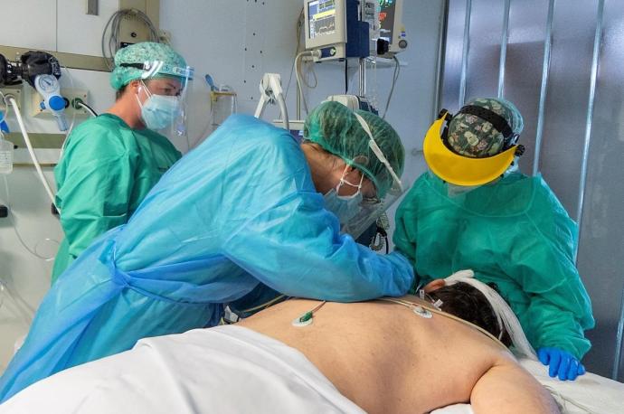 Médicos se disponen a intubar a un paciente en una UCI