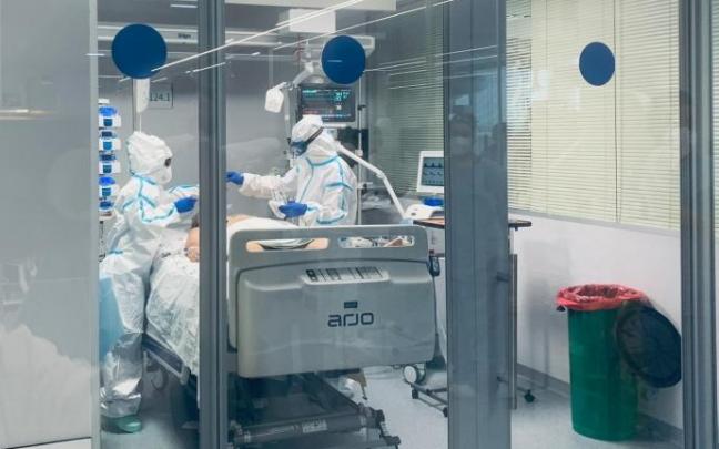 Sanitarios atienden a un paciente en la UCI de un hospital. Sanitarios atienden a un paciente en la UCI de un hospital.
