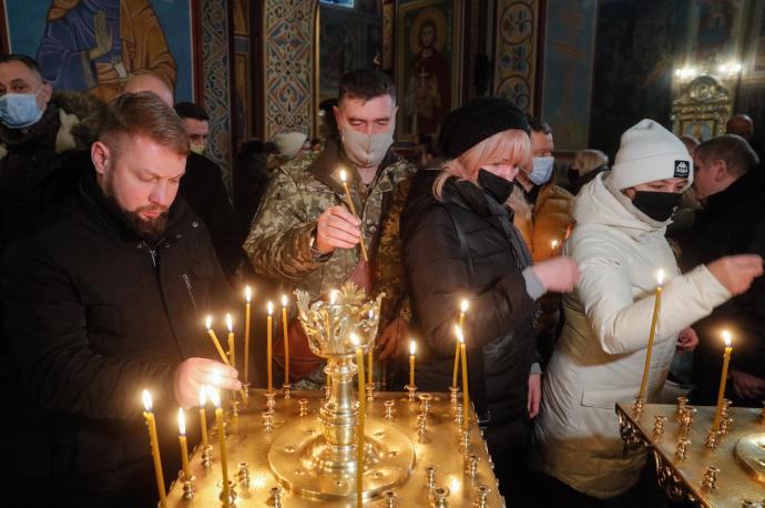 Ciudadanos ucranianos, en una misa en Kiev en recuerdo a los militares caídos en el conflicto con Rusia.