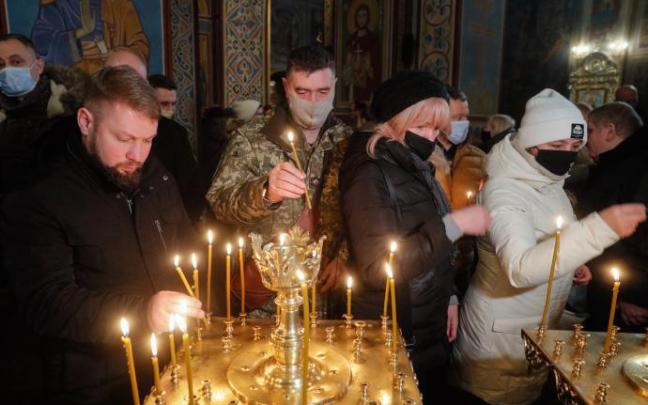 Ciudadanos ucranianos, en una misa en Kiev en recuerdo a los militares caídos en el conflicto con Rusia.