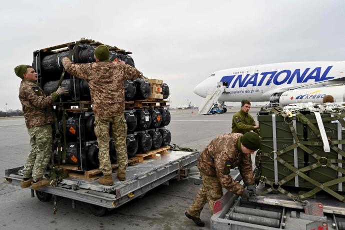 Soldados ucranianos reciben los misiles FGM-148 provistos por EEUU.