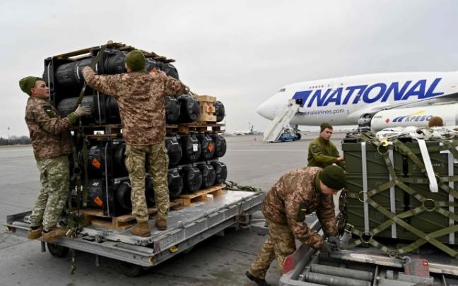 Soldados ucranianos reciben los misiles FGM-148 provistos por EEUU.