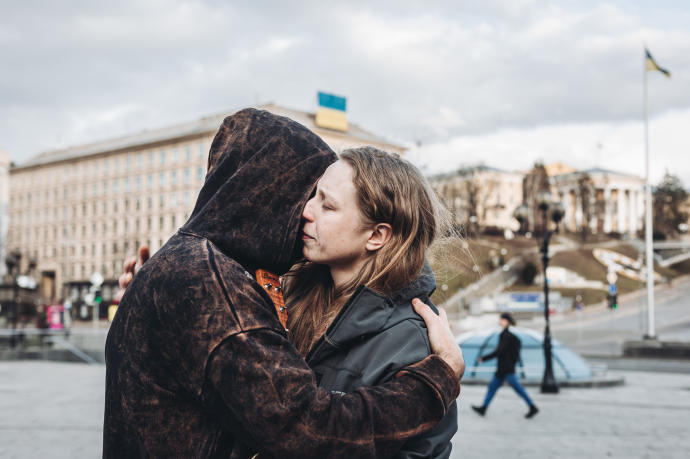 Una pareja se abraza en la Plaza Maidán de Kiev.