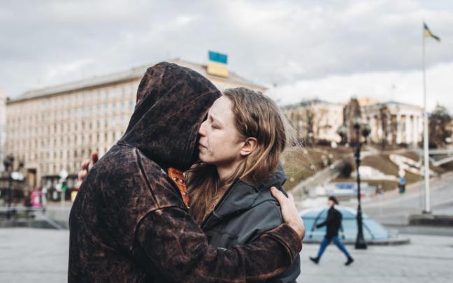 Una pareja se abraza en la Plaza Maidán de Kiev.