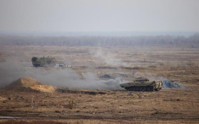 Las tropas rusas siguen realizando maniobras junto a la frontera con Ucrania