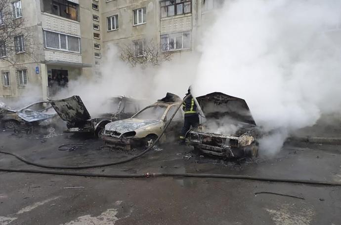 Varios vehículos quemados después de un bombardeo en una zona residencial en Kharkiv, Ucrania.