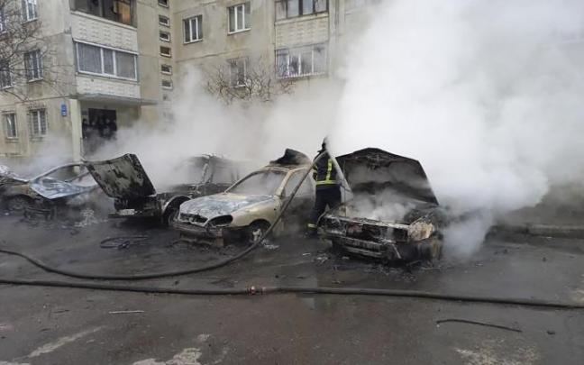 Varios vehículos quemados después de un bombardeo en una zona residencial en Kharkiv, Ucrania.