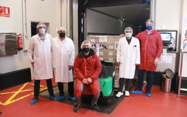 Los empresarios Santiago Pueyo y Carlos Sesma (derecha) y Guillermo García (izquierda) con dos de los operarios que cargan el camión. Los empresarios Santiago Pueyo y Carlos Sesma (derecha) y Guillermo García (izquierda) con dos de los operarios que cargan el camión.