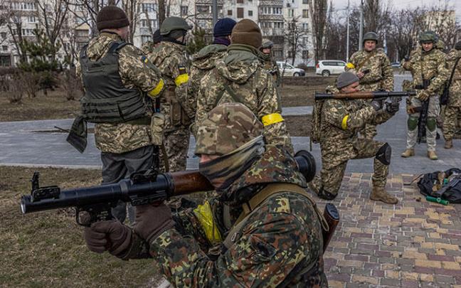 Soldados ucranianos, cerca de Kiev.