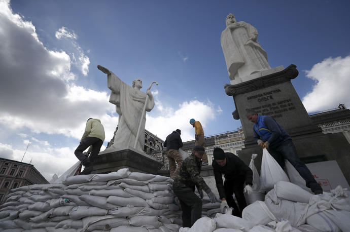 Voluntarios ucranianos protegen con sacos varios monumentos en Kiev.