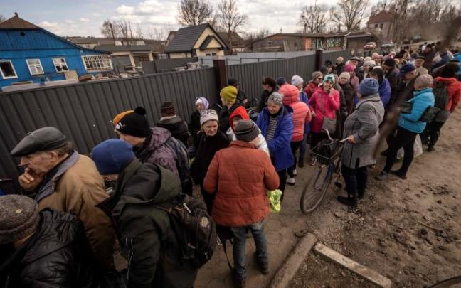 Personas hacen cola para recoger comida en Tristianets