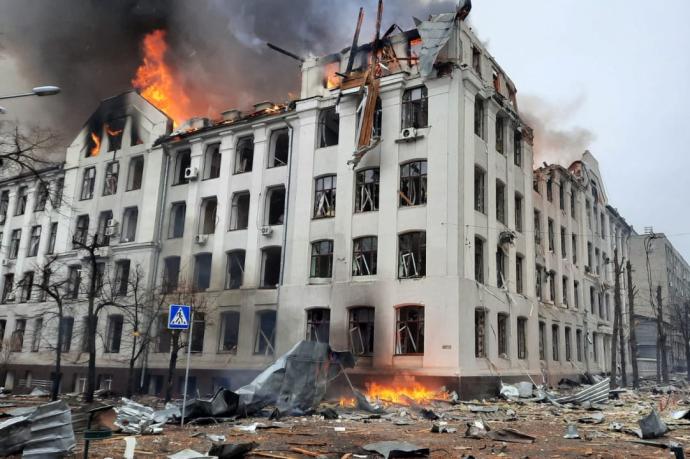 Los bomberos tratan de extinguir las llamas del edificio de la Policía regional en Jarkóv.