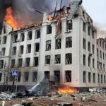 Los bomberos tratan de extinguir las llamas del edificio de la Policía regional en Jarkóv.