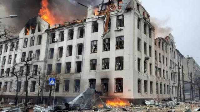 Los bomberos tratan de extinguir las llamas del edificio de la Policía regional en Jarkóv.