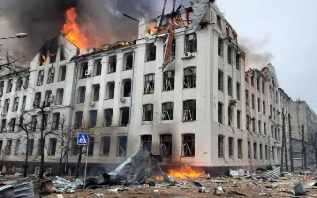 Los bomberos tratan de extinguir las llamas del edificio de la Policía regional en Jarkóv. Los bomberos tratan de extinguir las llamas del edificio de la Policía regional en Jarkóv.