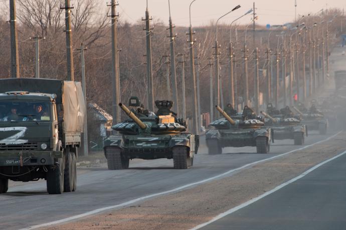Columna de camiones y carros de combate rusos en Mariúpol, Ucrania.
