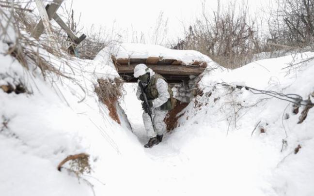 Un miliciano ucraniano patrulla cerca de la zona controlada por Rusia en Donetsk