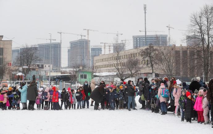 Un grupo de escolares ucranianos asiste a una lección sobre seguridad.