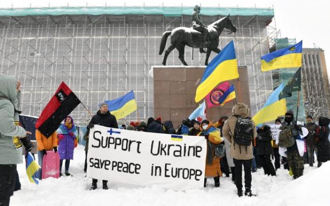 Varias personas participan en una manifestación pro-Ucrania en Helsinki.
