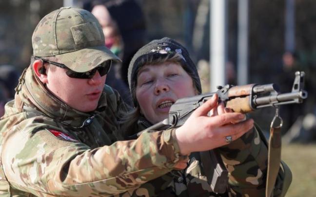 Entrenamiento de civiles ucranianos cerca de Kiev.