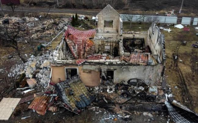 Una casa destruida por las bombas en los alrededores de Kiev.