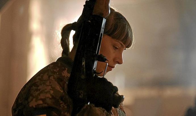 Una mujer ucraniana participa en un entrenamiento de tiro en la base militar cerca de Odesa. Foto: Efe