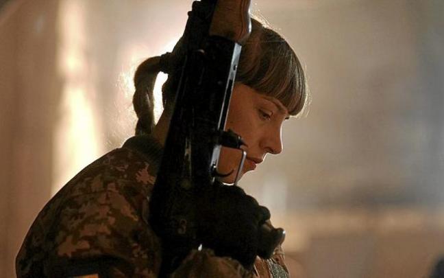 Una mujer ucraniana participa en un entrenamiento de tiro en la base militar cerca de Odesa. Foto: Efe