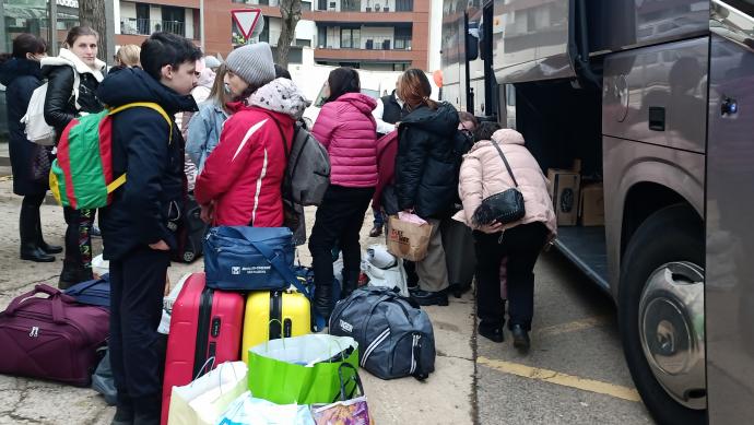 Los 21 refugiados con su escasos enseres a su llegada a Estella-Lizarra