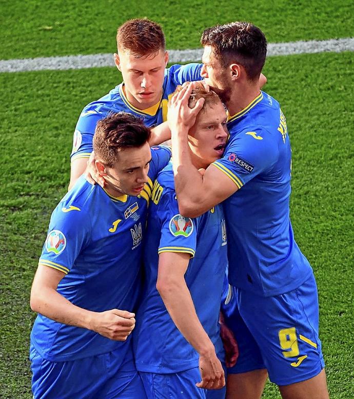 Los jugadores ucranianos celebran el gol de Zinchenko.