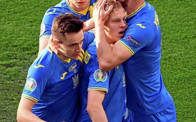 Los jugadores ucranianos celebran el gol de Zinchenko.