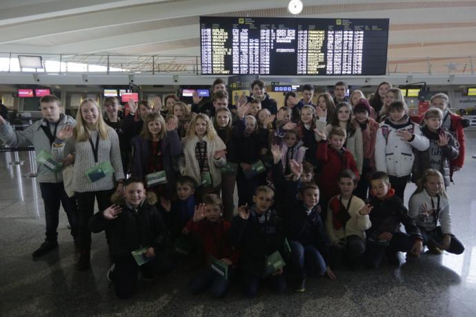 Menores ucranianos acogidos en Euskadi en el aeropuerto de La Paloma en uno de sus viajes