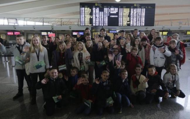 Menores ucranianos acogidos en Euskadi en el aeropuerto de La Paloma en uno de sus viajes Menores ucranianos acogidos en Euskadi en el aeropuerto de La Paloma en uno de sus viajes