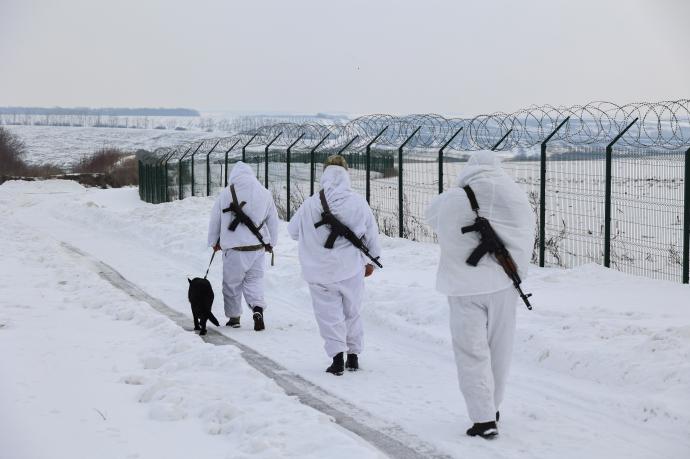 Soldados ucranianos patrullan la frontera entre Rusia y Ucrania.