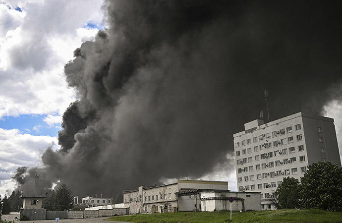 El humo que ha dejado un ataque a una refinería a las afueras de Lysychansk, en el Donbás.