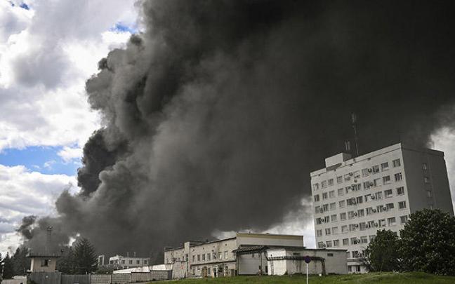 El humo que ha dejado un ataque a una refinería a las afueras de Lysychansk, en el Donbás.