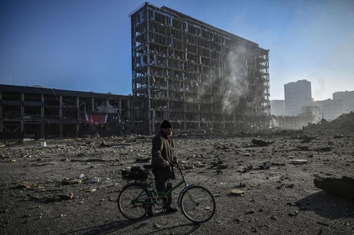 Los daños causados por el bombardeo contra el centro comercial y edificios cercanos en Kiev.