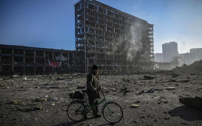 Los daños causados por el bombardeo contra el centro comercial y edificios cercanos en Kiev.