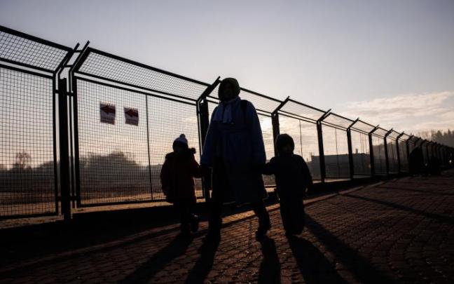 Refugiados ucranianos llegan al paso fronterizo Subcarpacia (Polonia).