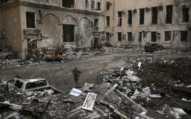 Un soldado ucraniano en una zona bombardeada por Rusia en Járkov.