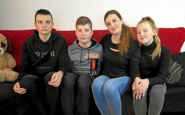 Tetiana Bereziuk, con sus tres hijos, en su casa de Zumarraga. Foto: A.Z.