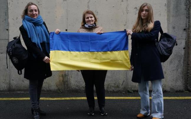 Oksana Demyanovych, Alla Saraieva y Liudmyla Chernenko posan con la bandera de su país, Ucrania, en la capital vizcaina.