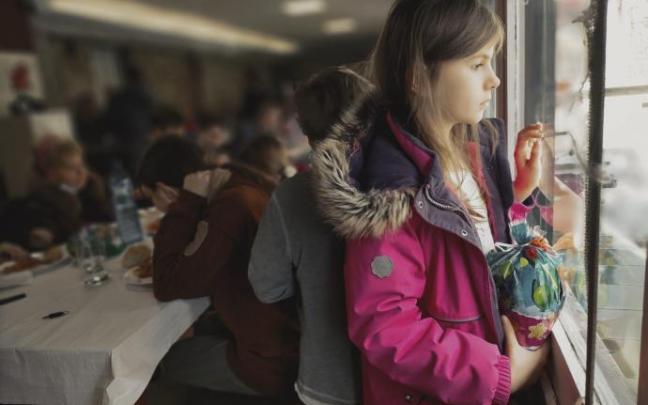 La familia kievita deja atrás terror, muertes, aviones, tanques, frío, el sonido de las bombas arañando sus vidas..