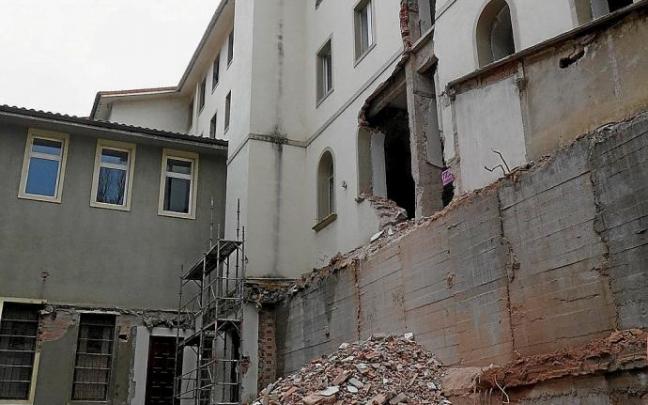 Dagoeneko pasiotarren eraikina husten ari dira.